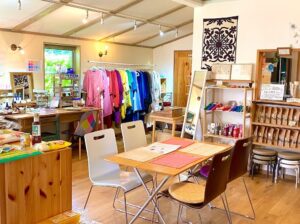 明るい雰囲気の雑貨屋さんの店内