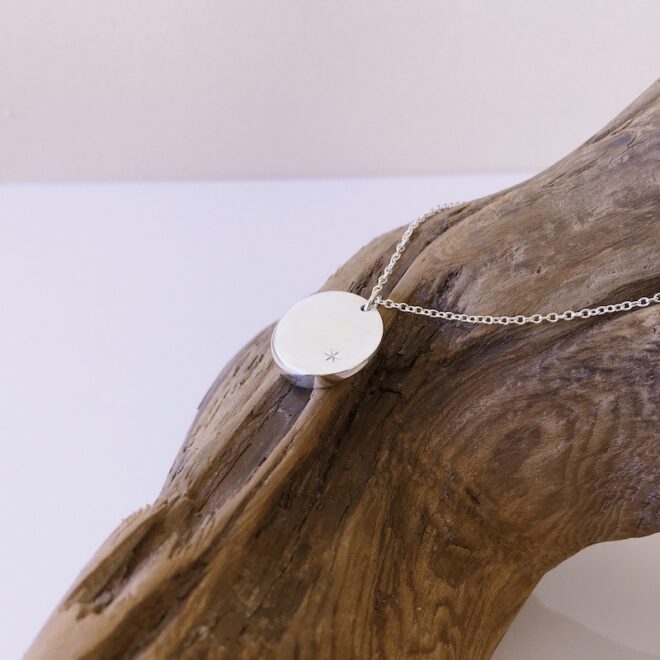 三日月と星モチーフのシルバーネックレス
