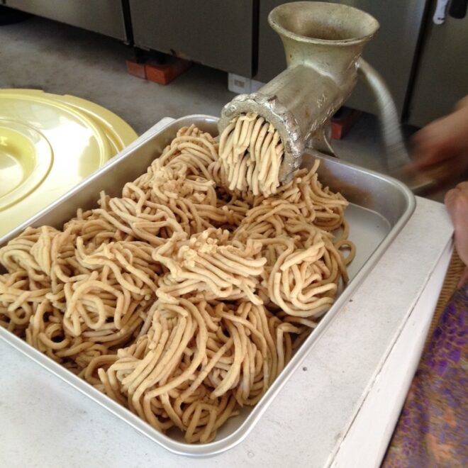 味噌作り過程(茹でた大豆をミンチにしている所)