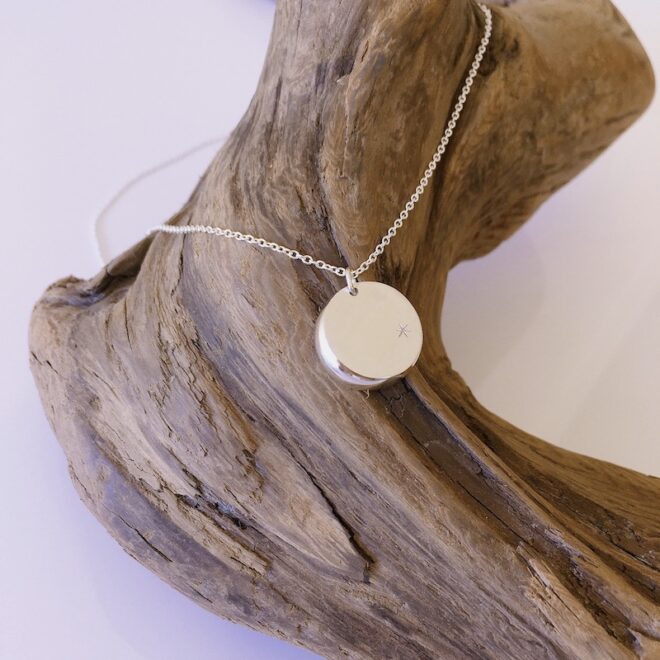 三日月と星モチーフのシルバーネックレス