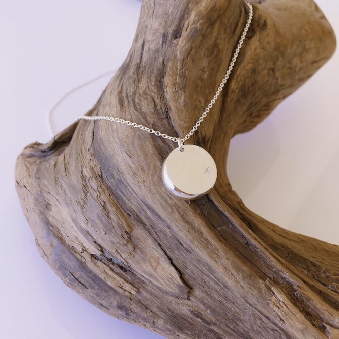 三日月と星モチーフのシルバーネックレス
