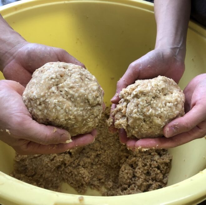 味噌作り過程(樽に味噌の種を詰めている所)