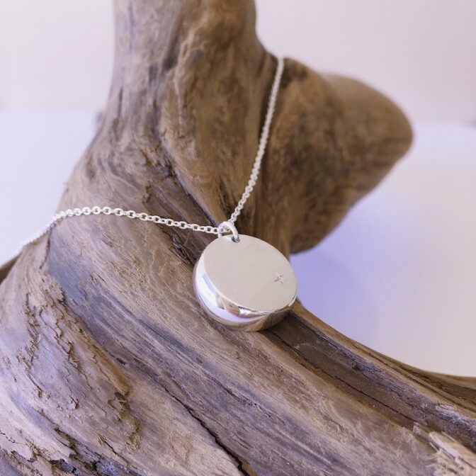 三日月と星モチーフのシルバーネックレス