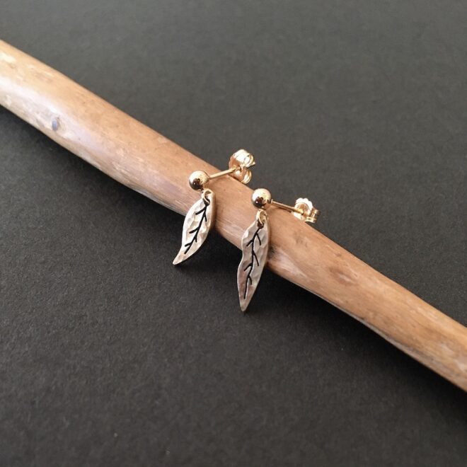 お茶の葉モチーフの真鍮ピアス