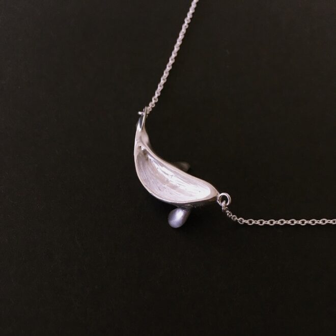 シャチのシルバーネックレス裏側