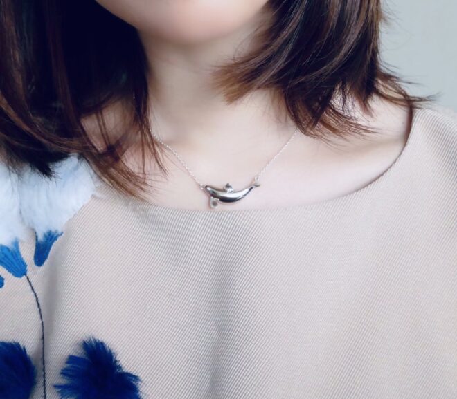 シャチのシルバーネックレス着用画像