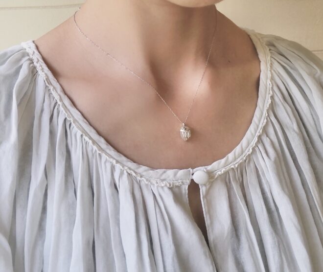 海月のネックレス・ムーンストーン＆K10ホワイトゴールドの着用画像／RENIARA