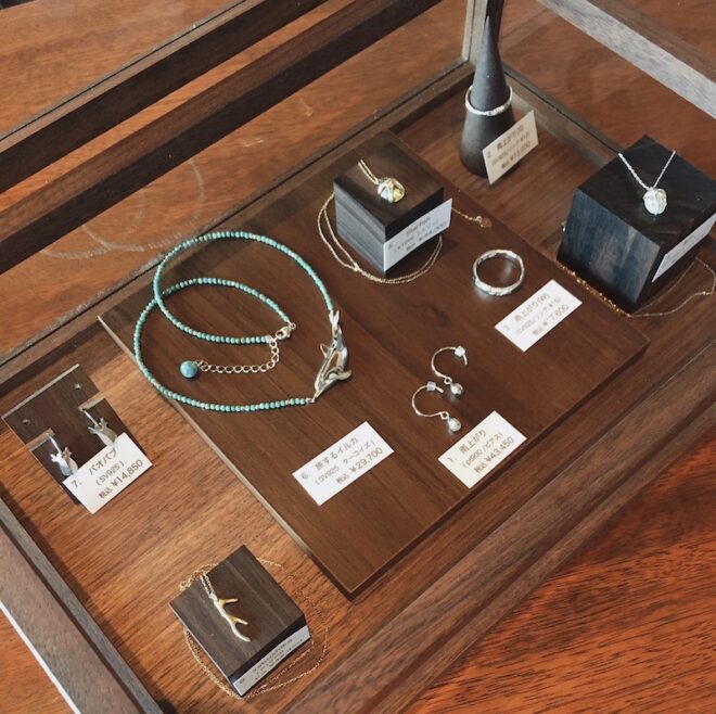 木製ガラスショーケースに飾られたジュエリー／reniara