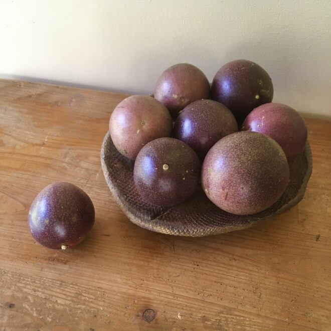 卓上に並ぶパッションフルーツ