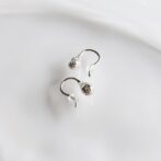 雫型のシルバー製フックピアス