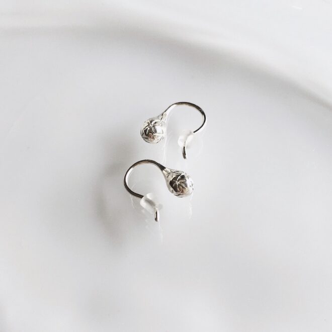 雫型のシルバー製フックピアス