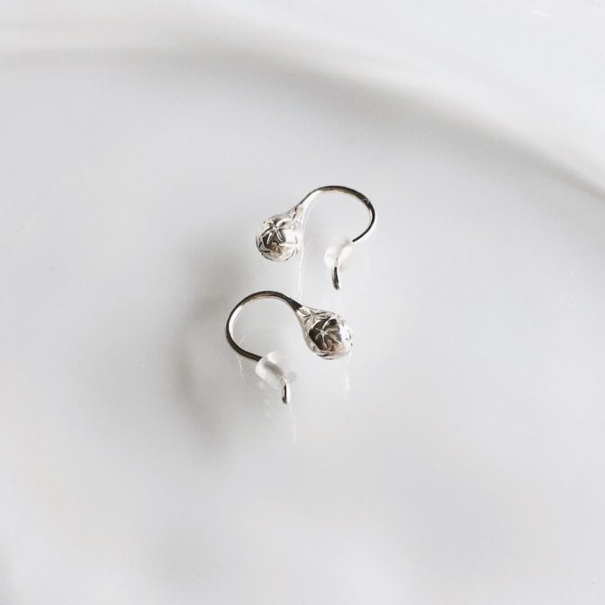 雫型のシルバー製フックピアス