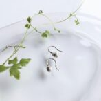 雫型のシルバー製フックピアス