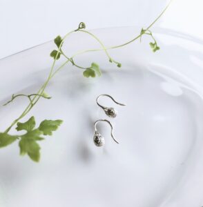 雫型のシルバー製フックピアス