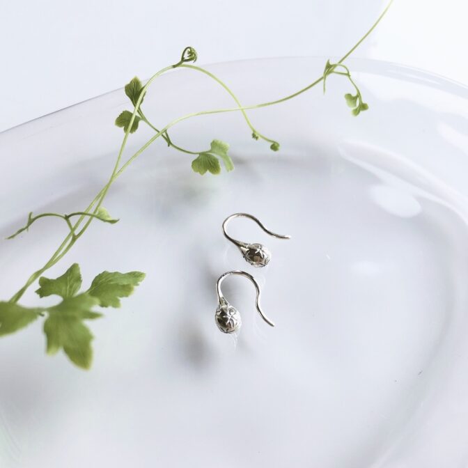 雫型のシルバー製フックピアス