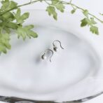 雫型のシルバー製フックピアス