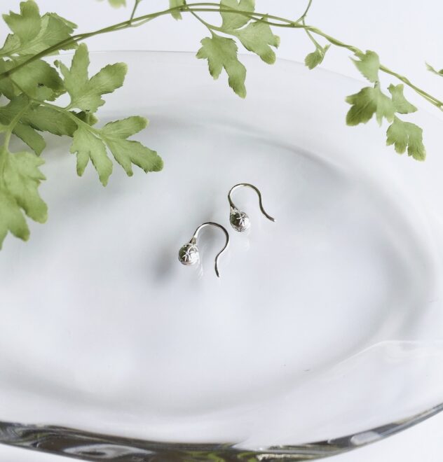 雫型のシルバー製フックピアス