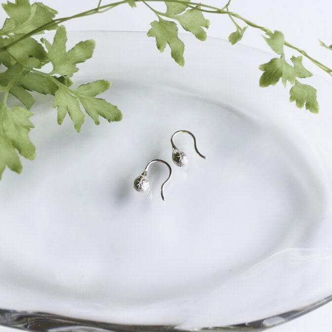 雫型のシルバー製フックピアス