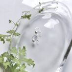 雫型のシルバー製フックピアス