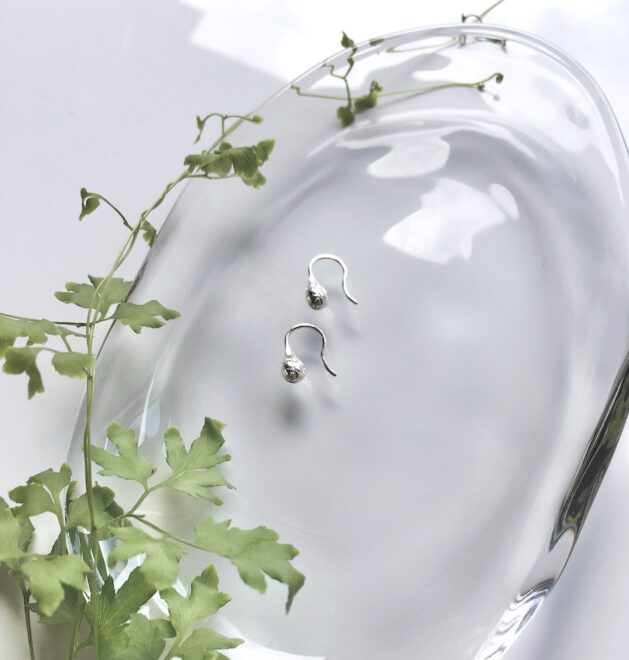 雫型のシルバー製フックピアス
