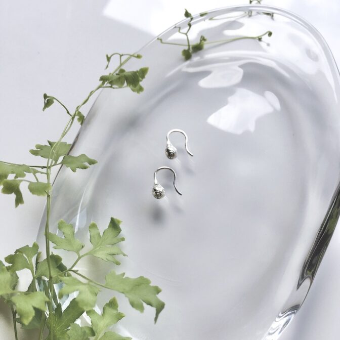 雫型のシルバー製フックピアス