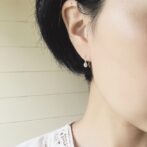 雫型のシルバー製フックピアス着用画像