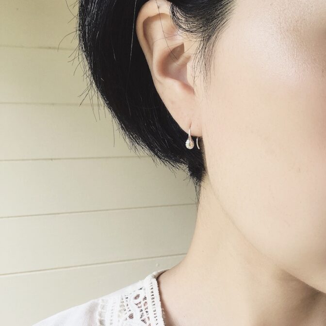 雫型のシルバー製フックピアス着用画像