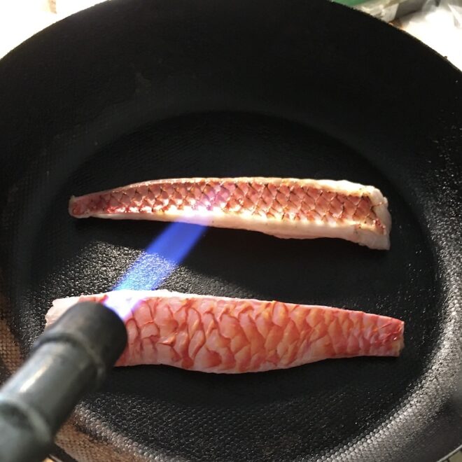 屋久島で「オトナ」と呼ばれる赤い魚のたたき