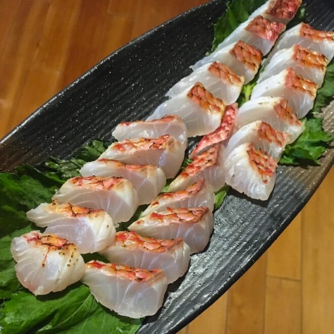 屋久島で「オトナ」と呼ばれる赤い魚のたたき