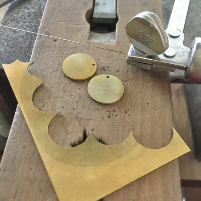 真鍮製イヤリングの制作風景/彫金