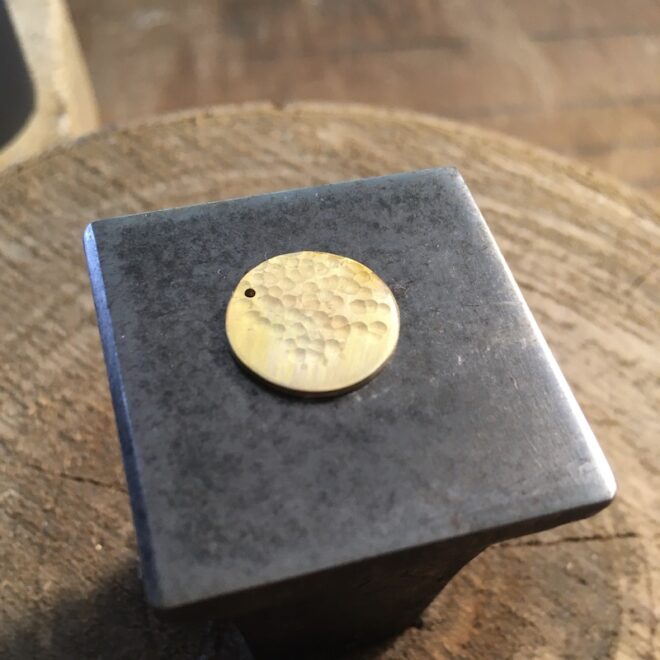 真鍮製イヤリングの制作風景/彫金