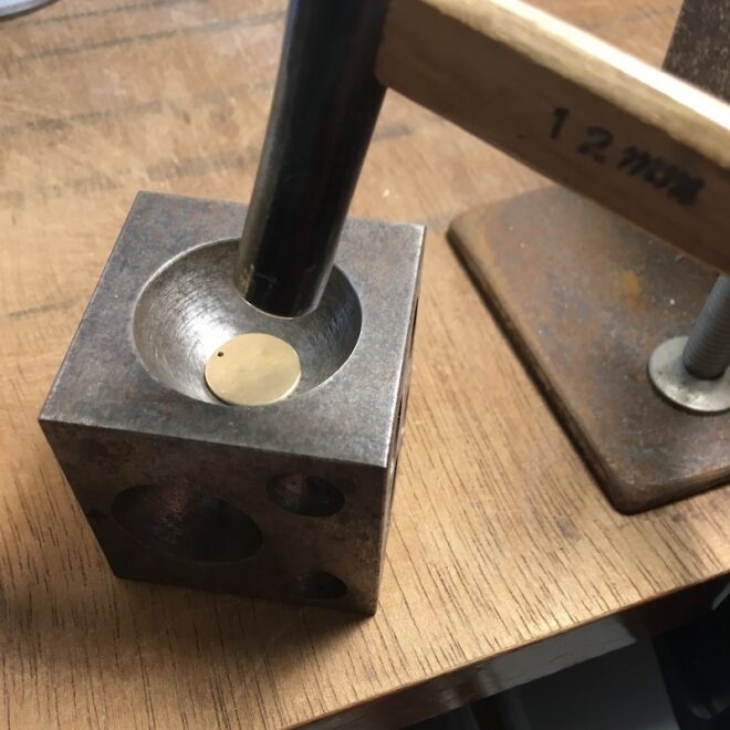 真鍮製イヤリングの制作風景/彫金