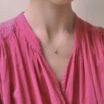 米粒モチーフのプラチナ製ネックレス着用画像