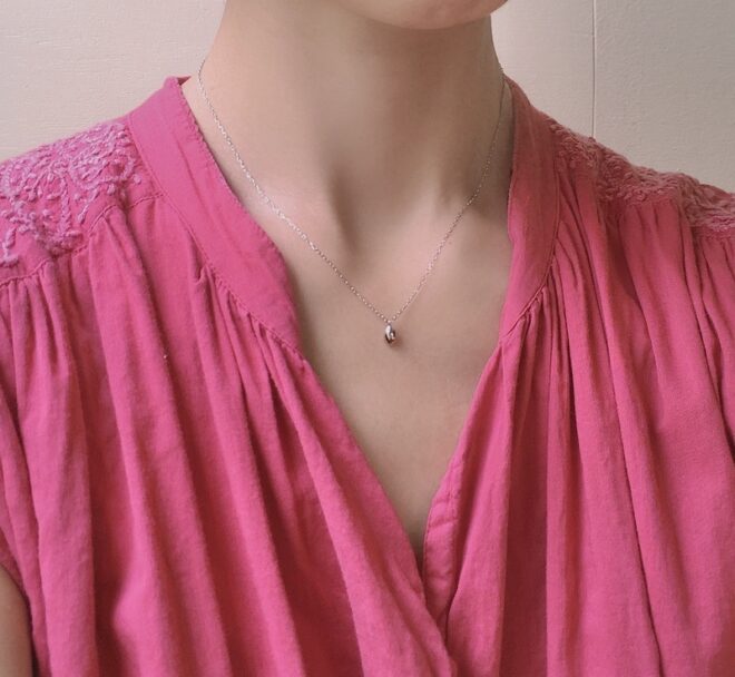 米粒モチーフのプラチナ製ネックレス着用画像