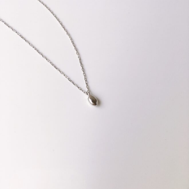 米粒モチーフのプラチナ製ネックレス