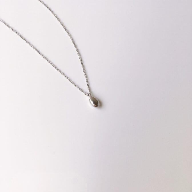 米粒モチーフのプラチナ製ネックレス