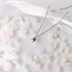 米粒モチーフのプラチナ製ネックレス