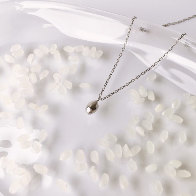 米粒モチーフのプラチナ製ネックレス