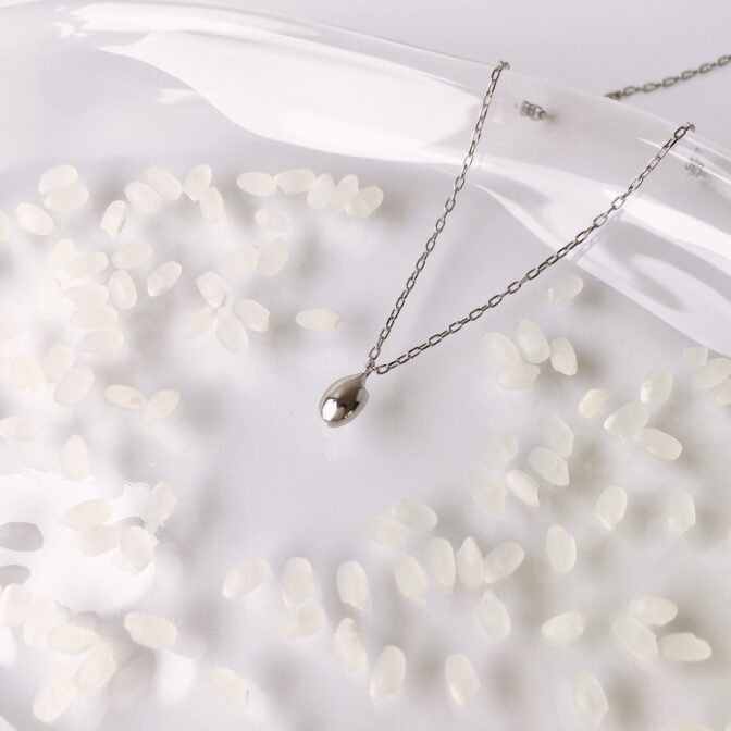 米粒モチーフのプラチナ製ネックレス