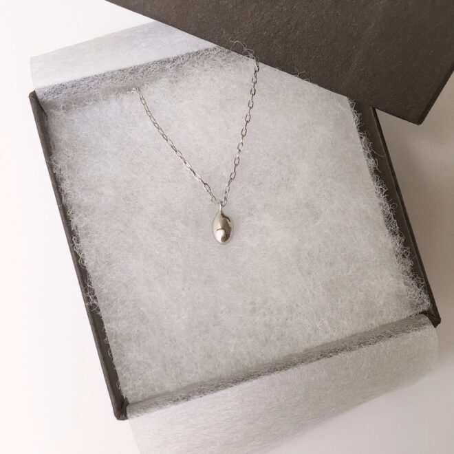 米粒モチーフのプラチナ製ネックレス