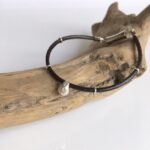 シルバーのワンポイントが入ったレザーコードブレスレット