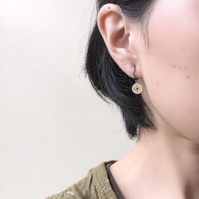 星の透かし模様が入った真鍮製イヤリング着用画像「