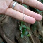 シルバーネックレスのチェーンの端についた小さなハーキマーダイヤモンド