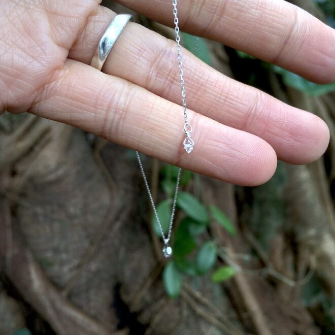 シルバーネックレスのチェーンの端についた小さなハーキマーダイヤモンド