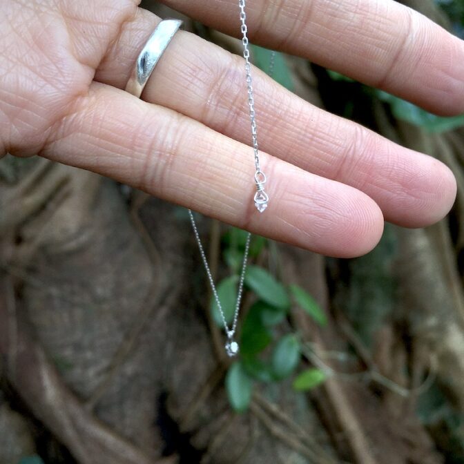 シルバーネックレスのチェーンの端についた小さなハーキマーダイヤモンド