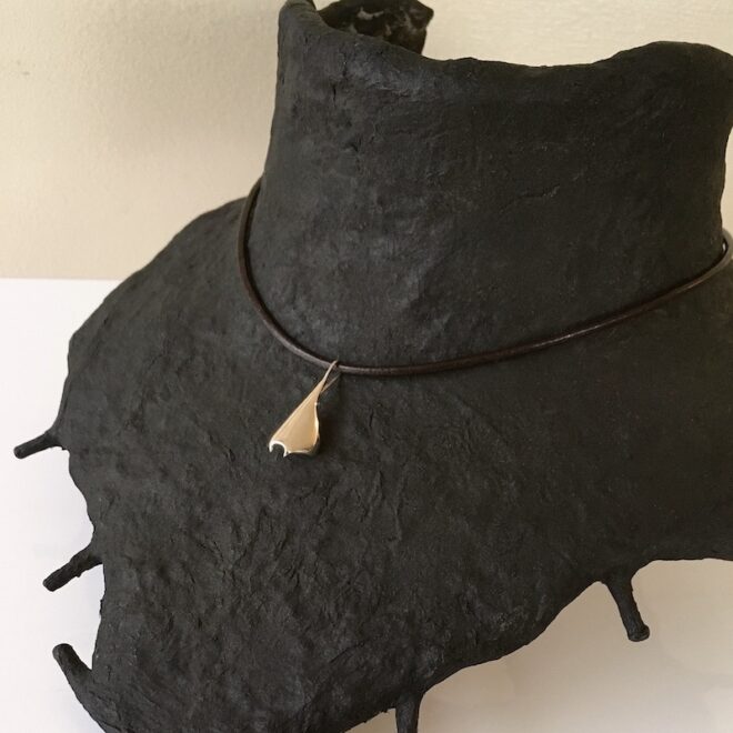 シルバーとレザーのマンタチョーカー