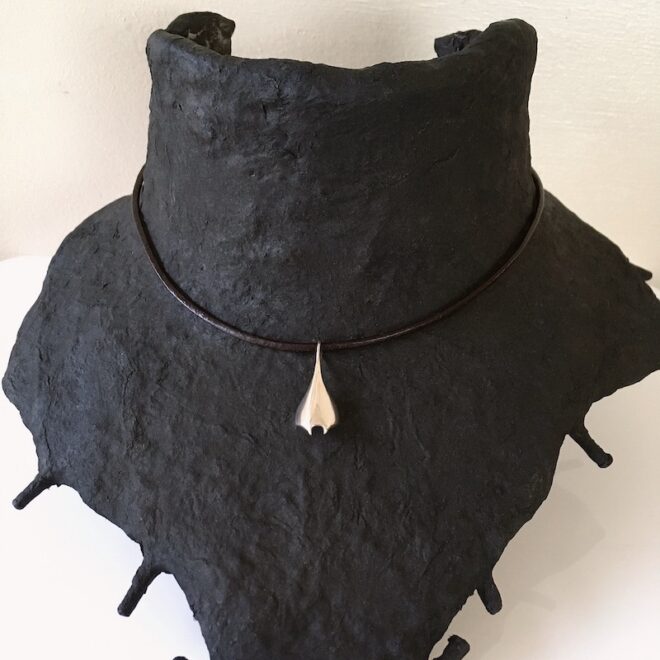 シルバーとレザーのマンタチョーカー