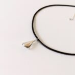 シルバーとレザーのマンタチョーカー