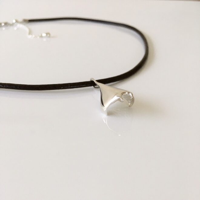 シルバーとレザーのマンタチョーカー