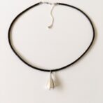 シルバーとレザーのマンタチョーカー